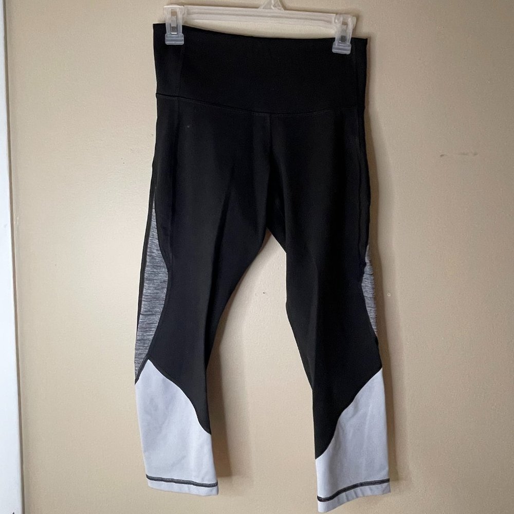 3 for $15 🎉 Black Colorblock Crop Leggings